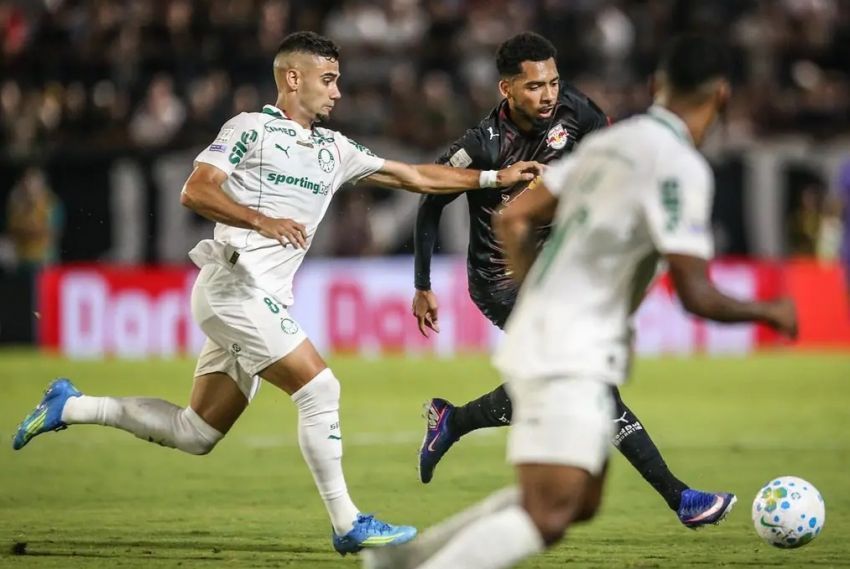 Palmeiras bate Bragantino e mantém vantagem sobre o Flamengo