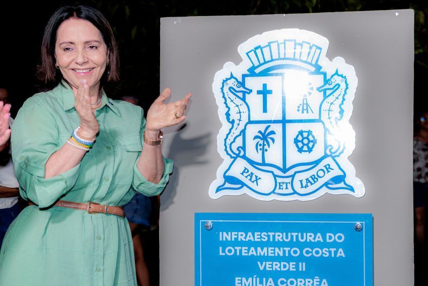 Prefeita entrega obras de infraestrutura e nova praça no bairro Aruana