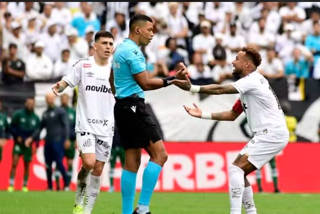 Breno Lopes ofusca Neymar e brilha em vitória do Coritiba contra o Santos