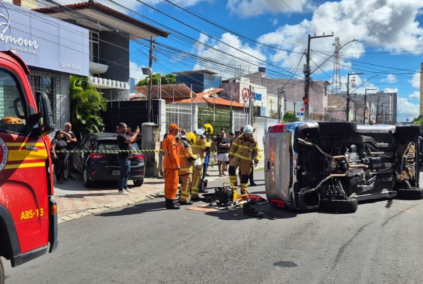 Mulher fica ferida após capotamento no bairro São José