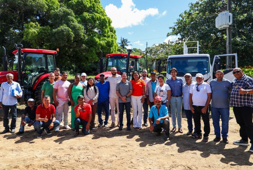 Alessandro Vieira entrega R$ 2,5 milhões em máquinas agrícolas