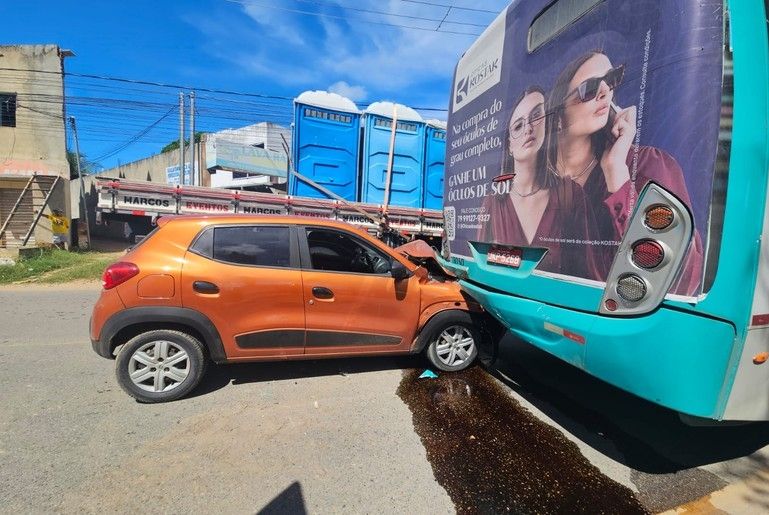 Idoso fica ferido após colisão entre carro e ônibus na SE-100