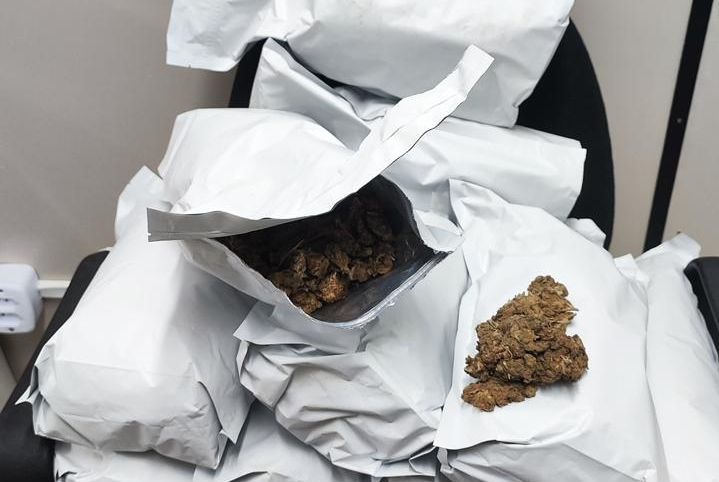 Mulher é presa com 15 pacotes de flor de maconha durante operação