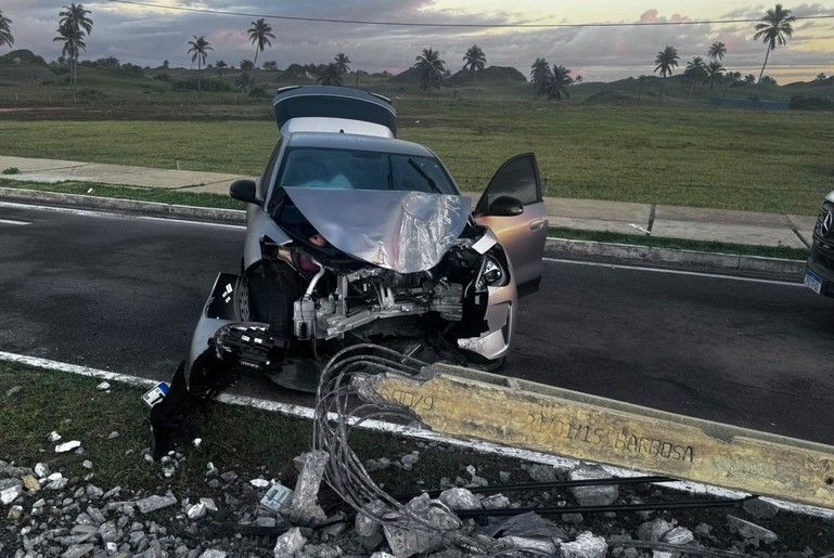 Condutora fica ferida após passar mal e colidir com poste na SE-100