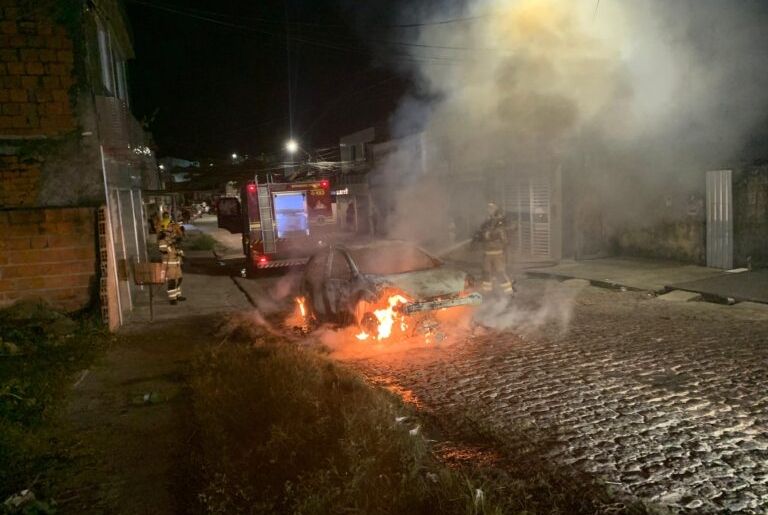 Incêndio destrói carro no bairro Lamarão, em Aracaju