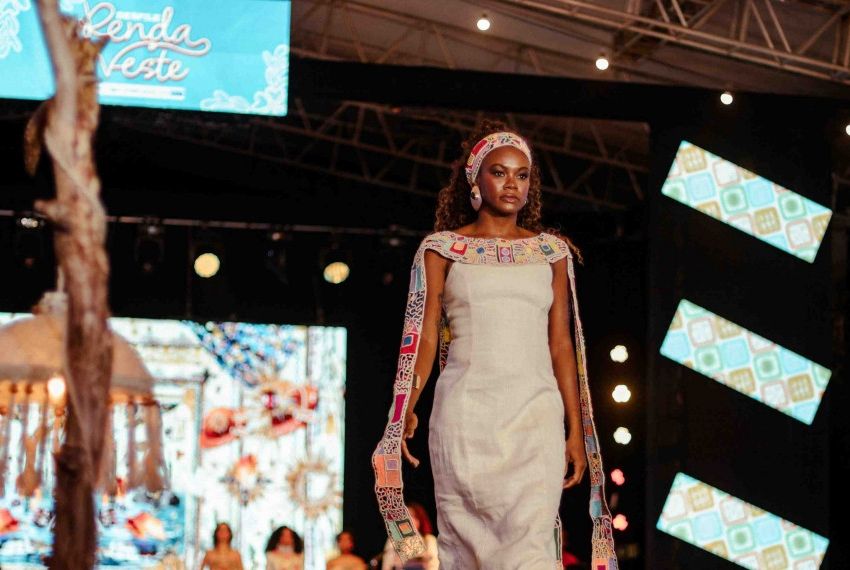 Renda irlandesa é destaque em desfile na Vila do Forró