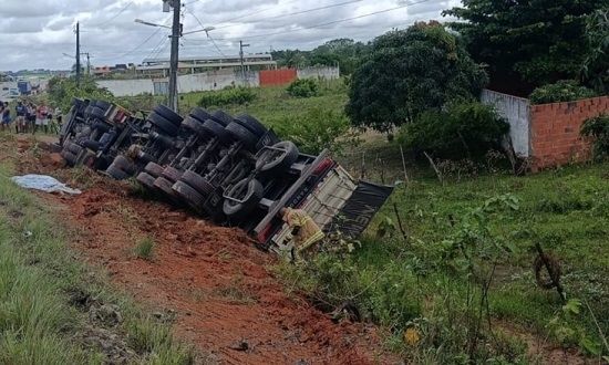 Mãe e filha morrem atropeladas após carreta tombar na BR-101