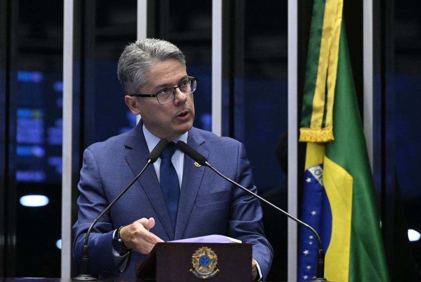 Justiça rejeita ação da família de Moraes contra Alessandro Vieira