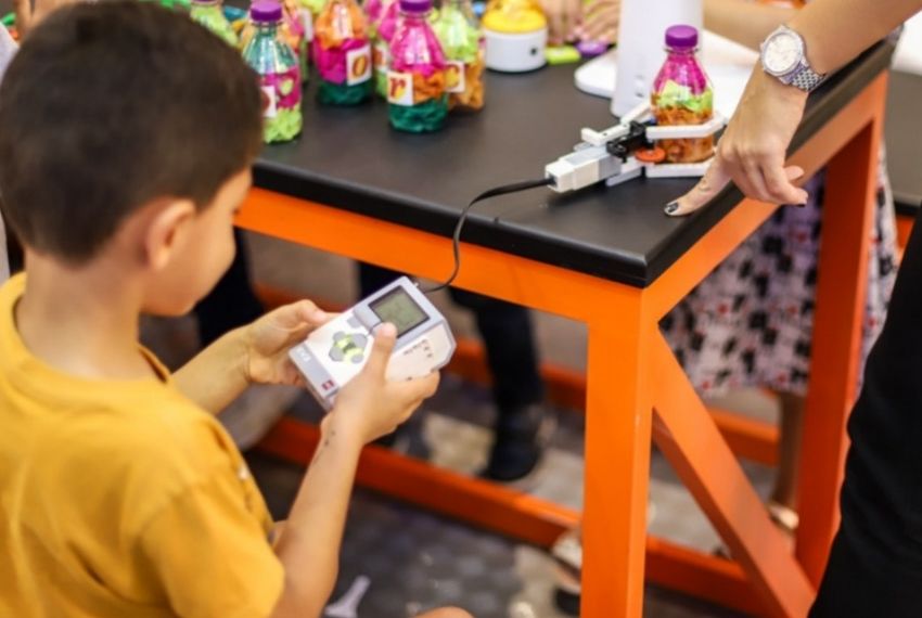 Oficina de robótica integra programação do Dia dos Pais