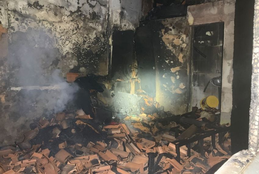Incêndio atinge anexo de residência durante a madrugada em Aracaju